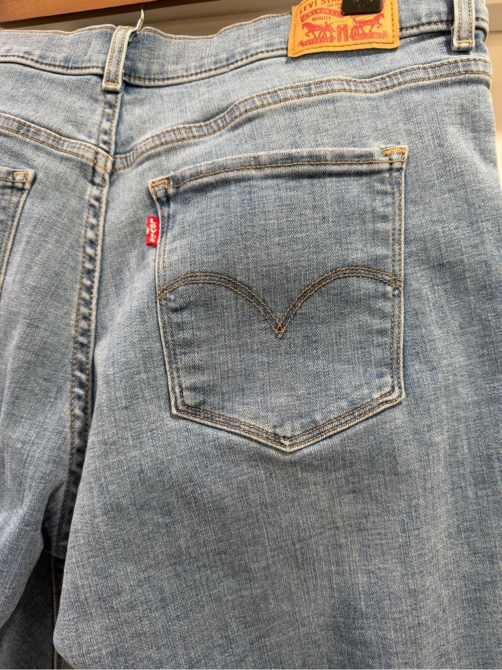 LEVIโS Womenโs Distressed Bermuda Stretch Shorts Size 32 - Picture 6 of 14